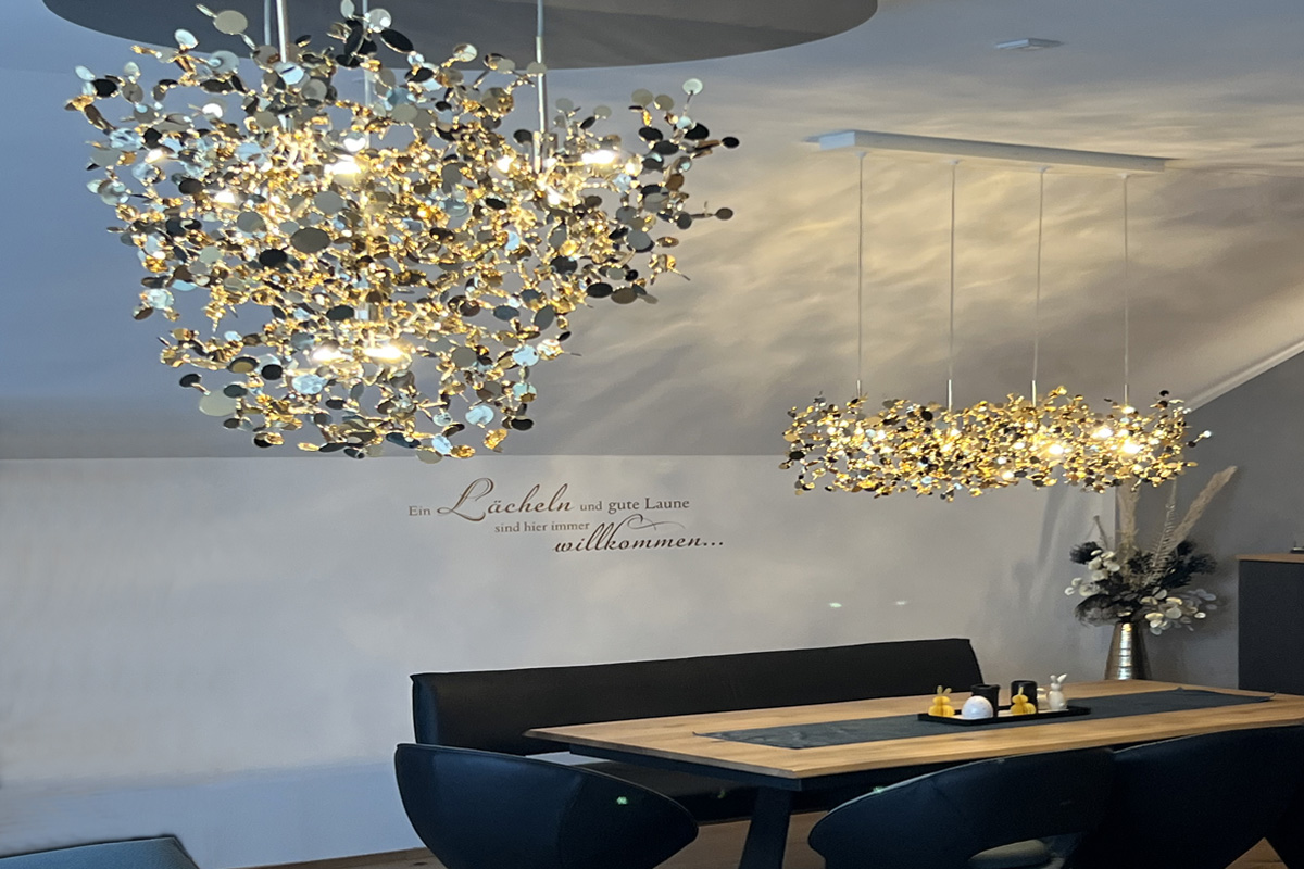 Exklusives Wohnzimmer mit Terzani Kronen beleuchtet