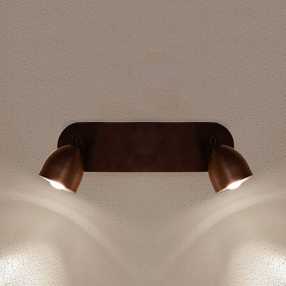 Menzel SOLO Spot LED Linse 2 x LED 4 W 2700K, dimmbar, Eisen braun-schwarz. Kopf Messing Antik.