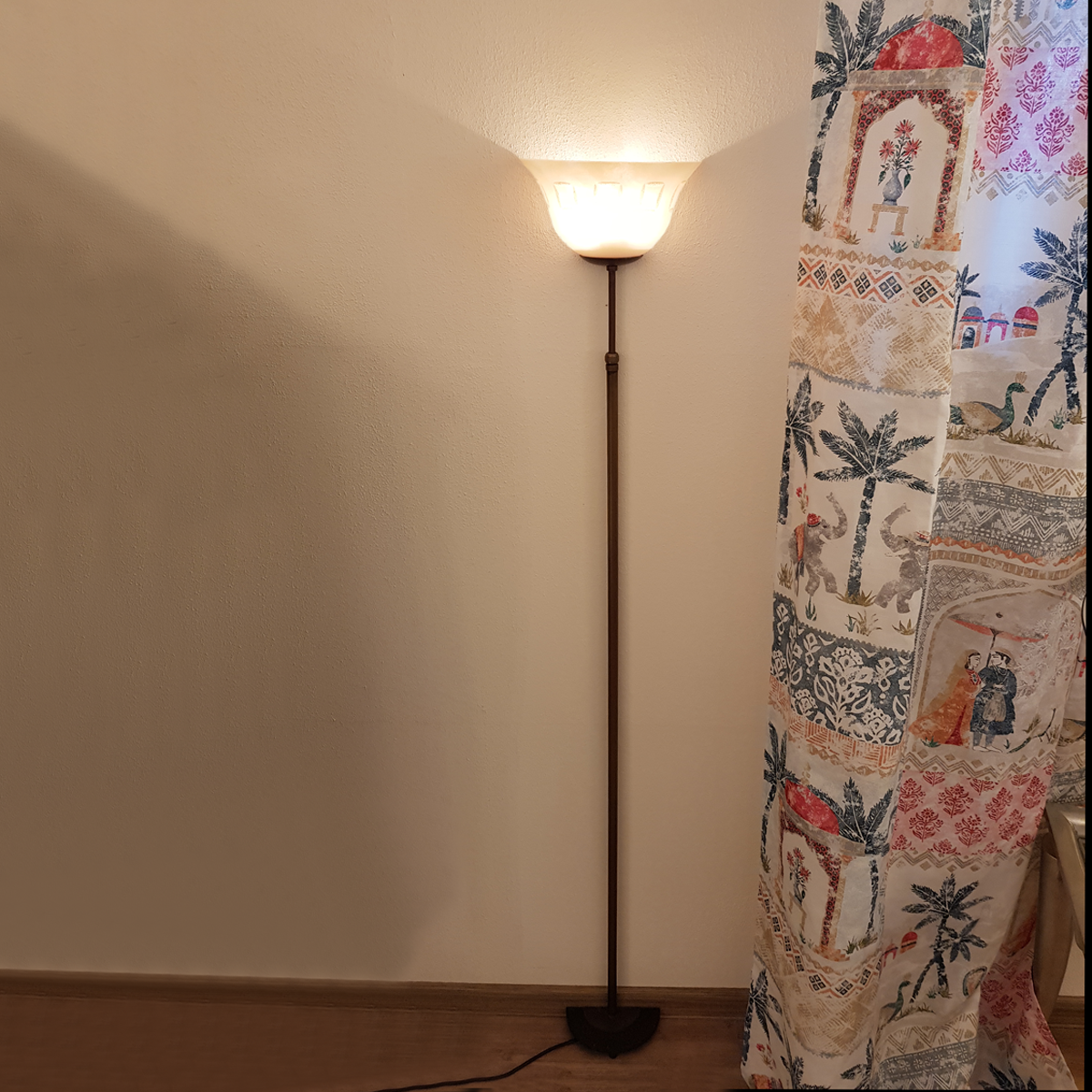 Menzel Stella Wandleuchte oder Stand Leuchte die an der Wand lehnt Eisen braun schwarz höheneinstellbar mit Scavo